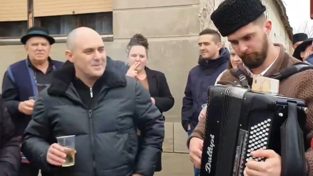 Član Domovinskog pokreta, gradonačelnik Otoka, na snimci uz Dabra: Mjesečna primanja 3100 eura