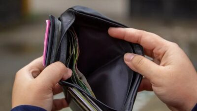 Čuvajte se ovih stvari: Sitnica koju mnogi drže u novčaniku navodno priziva siromaštvo