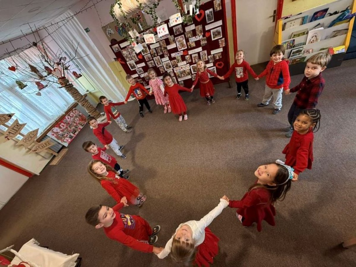 Djeca iz vrtića "Kozarčeva" proslavila Valentinovo uz folklorni program i tradiciju