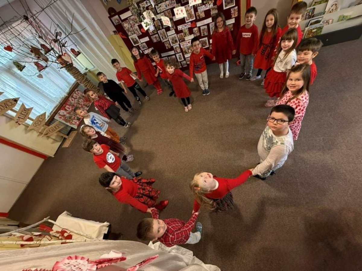 Djeca iz vrtića "Kozarčeva" proslavila Valentinovo uz folklorni program i tradiciju