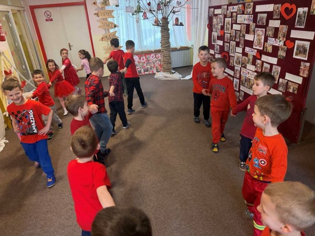 Djeca iz vrtića "Kozarčeva" proslavila Valentinovo uz folklorni program i tradiciju