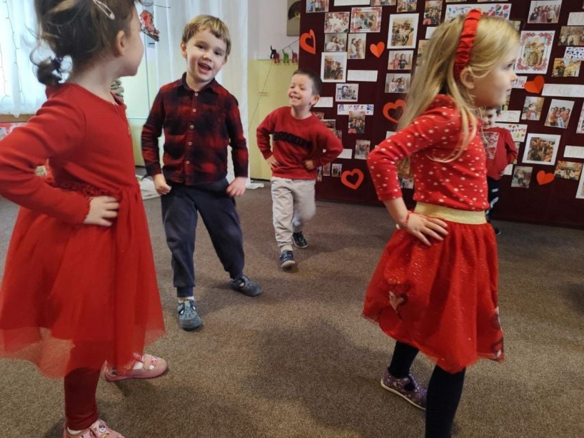 Djeca iz vrtića "Kozarčeva" proslavila Valentinovo uz folklorni program i tradiciju