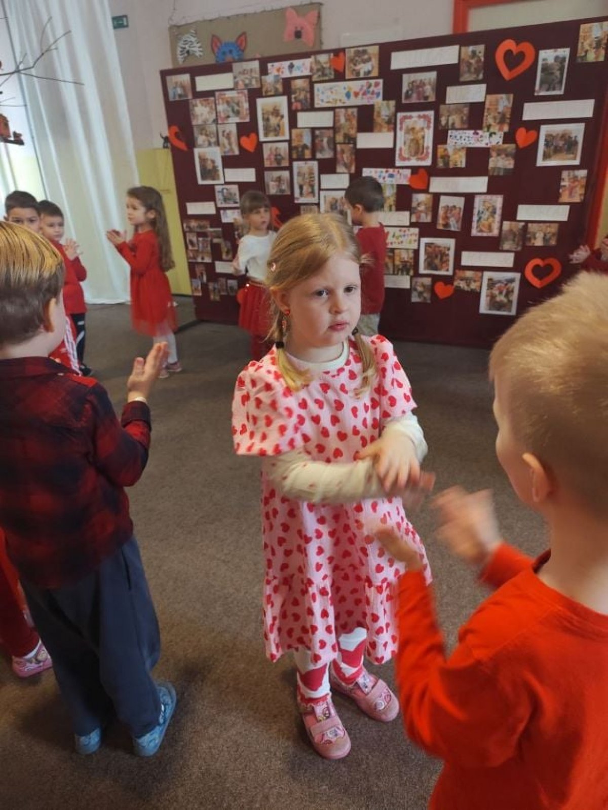Djeca iz vrtića "Kozarčeva" proslavila Valentinovo uz folklorni program i tradiciju