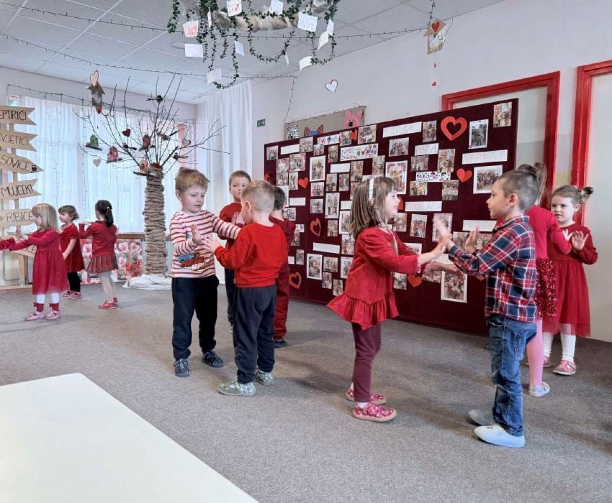 Djeca iz vrtića "Kozarčeva" proslavila Valentinovo uz folklorni program i tradiciju