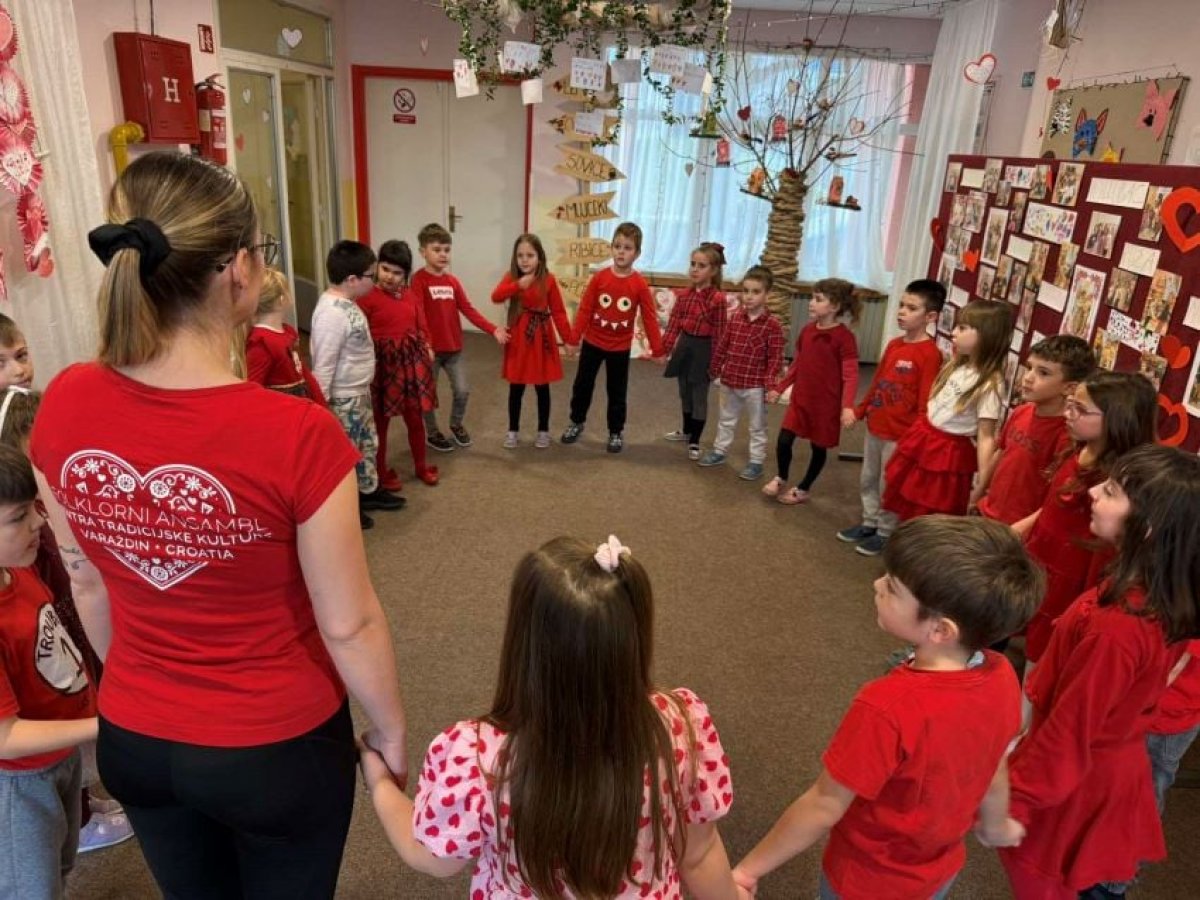 Djeca iz vrtića "Kozarčeva" proslavila Valentinovo uz folklorni program i tradiciju