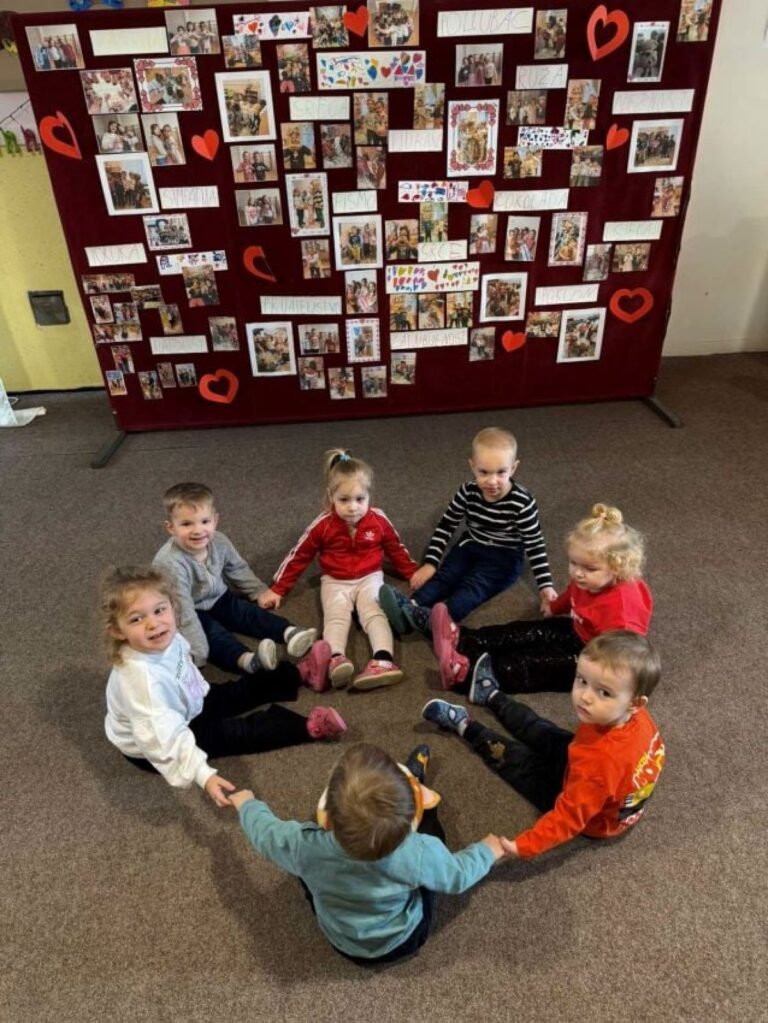 Djeca iz vrtića “Kozarčeva” proslavila Valentinovo uz folklorni program i tradiciju