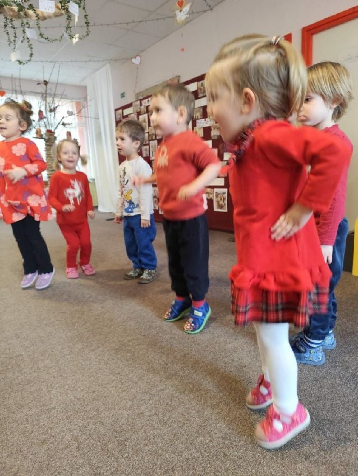 Djeca iz vrtića "Kozarčeva" proslavila Valentinovo uz folklorni program i tradiciju