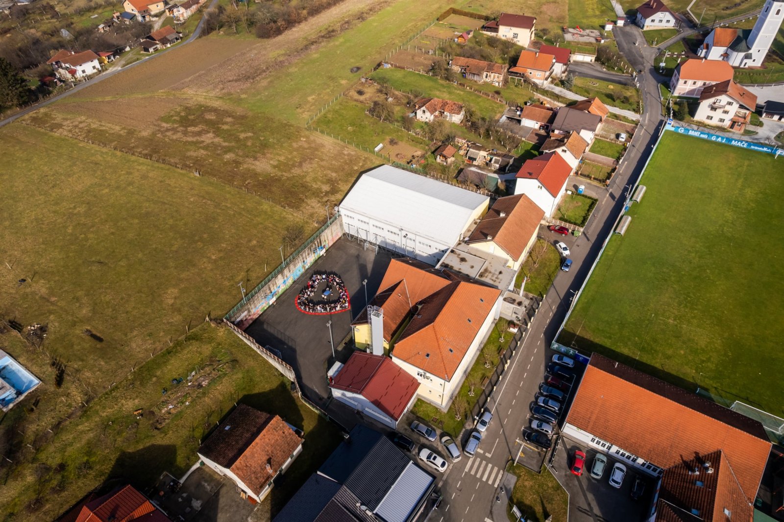 [FOTO] Učenici i profesori OŠ Mače preoblikovali školsko igralište u ogromno srce zajedništva