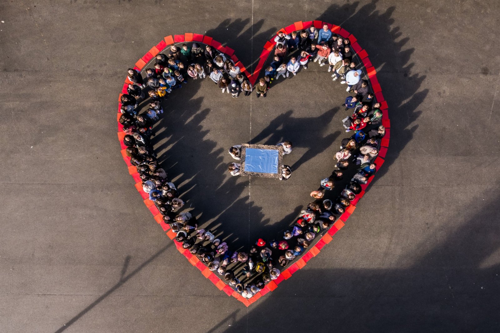 [FOTO] Učenici i profesori OŠ Mače preoblikovali školsko igralište u ogromno srce zajedništva