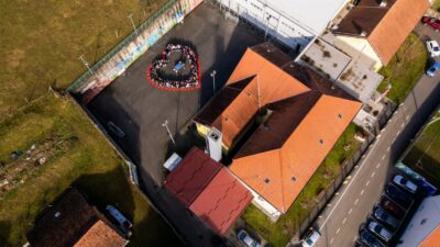 [FOTO] Učenici i profesori OŠ Mače preoblikovali školsko igralište u ogromno srce zajedništva