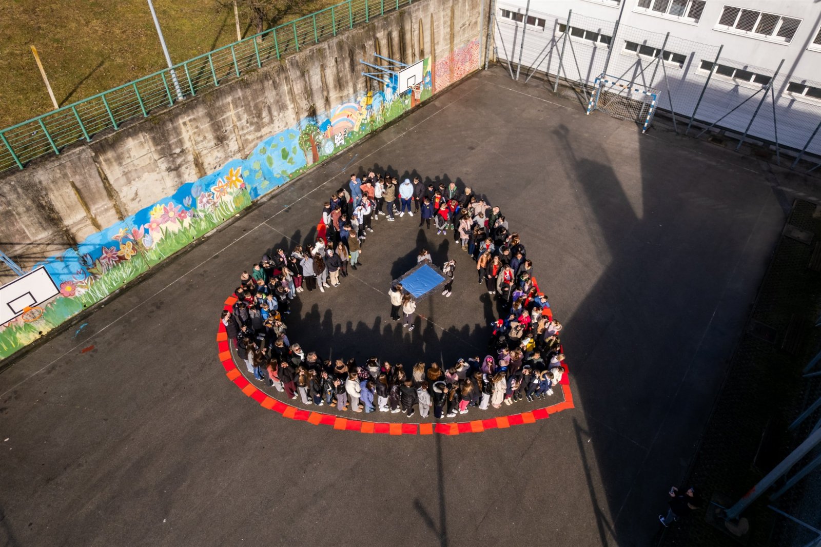 [FOTO] Učenici i profesori OŠ Mače preoblikovali školsko igralište u ogromno srce zajedništva