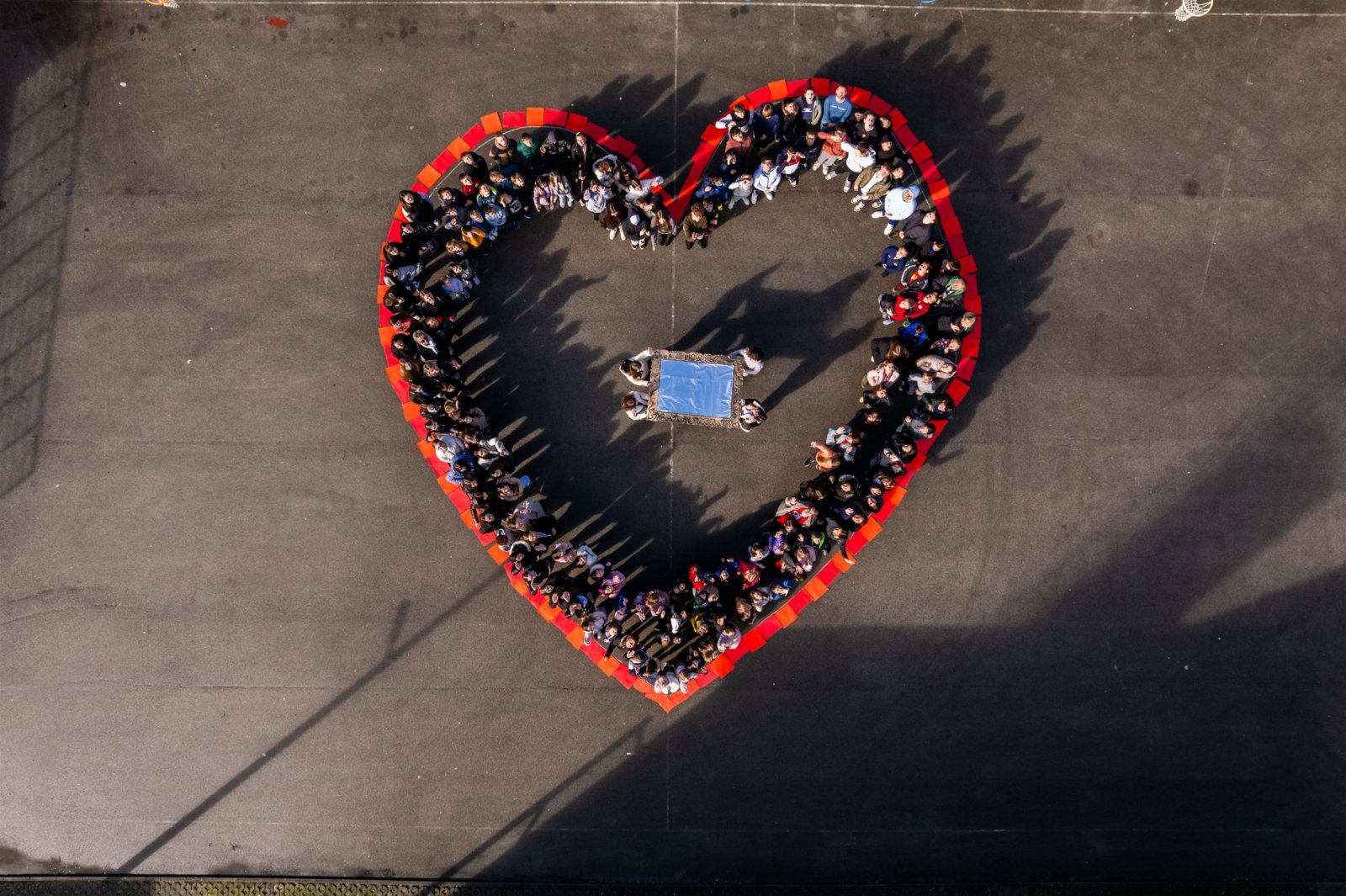[FOTO] Učenici i profesori OŠ Mače preoblikovali školsko igralište u ogromno srce zajedništva