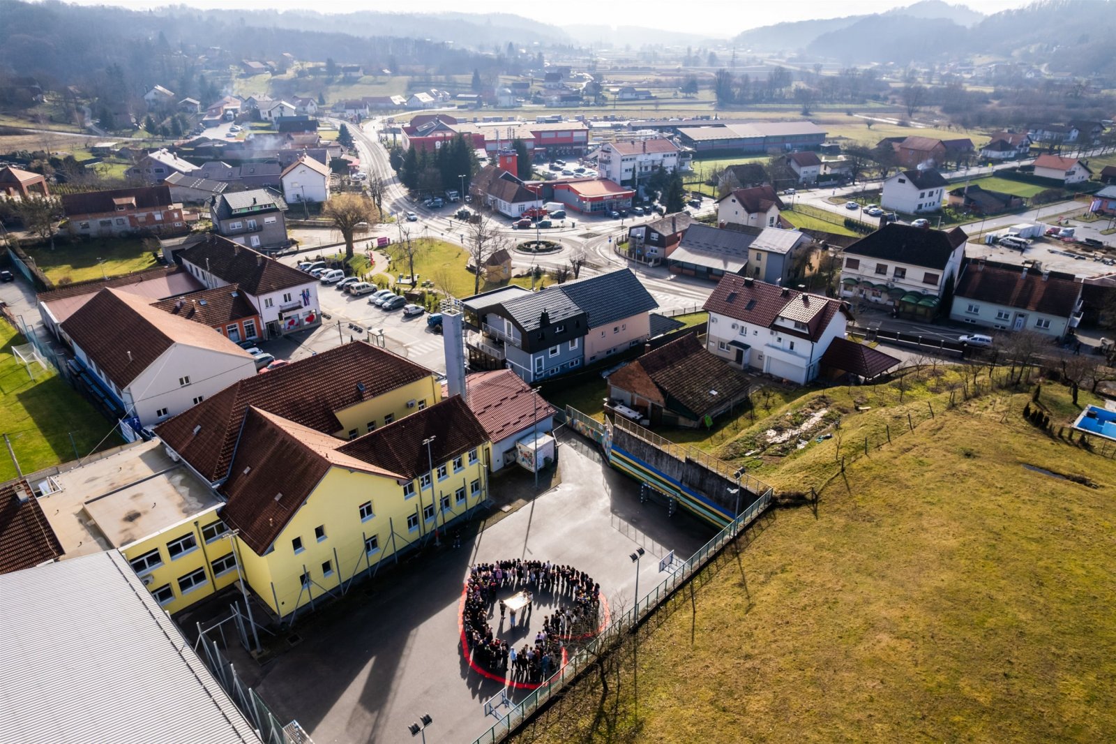 [FOTO] Učenici i profesori OŠ Mače preoblikovali školsko igralište u ogromno srce zajedništva