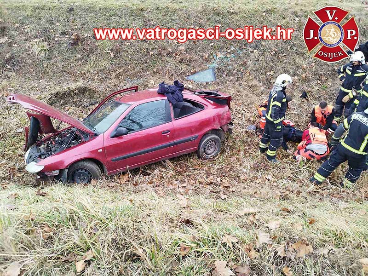 Incident na Biljskoj cesti: Vozilo s četiri osobe izletjelo s kolnika, vatrogasci na terenu