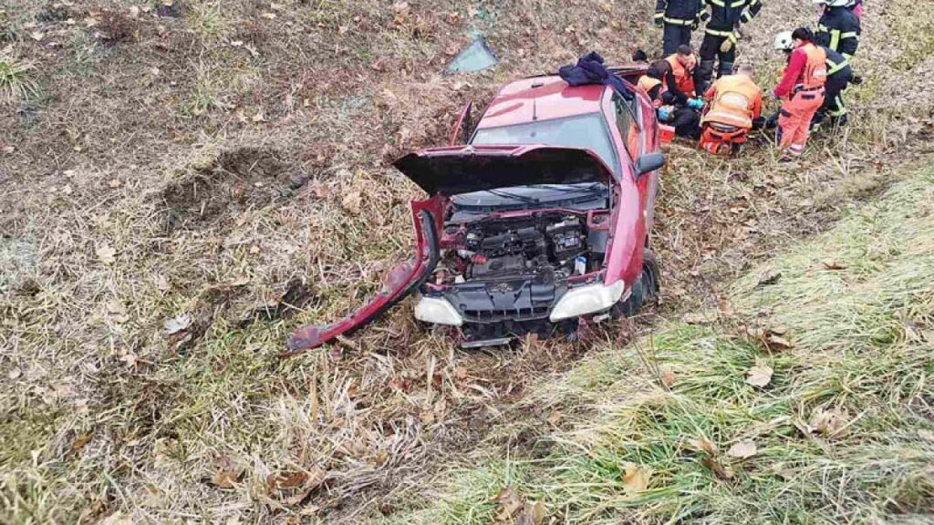 Incident na Biljskoj cesti: Vozilo s četiri osobe izletjelo s kolnika, vatrogasci na terenu