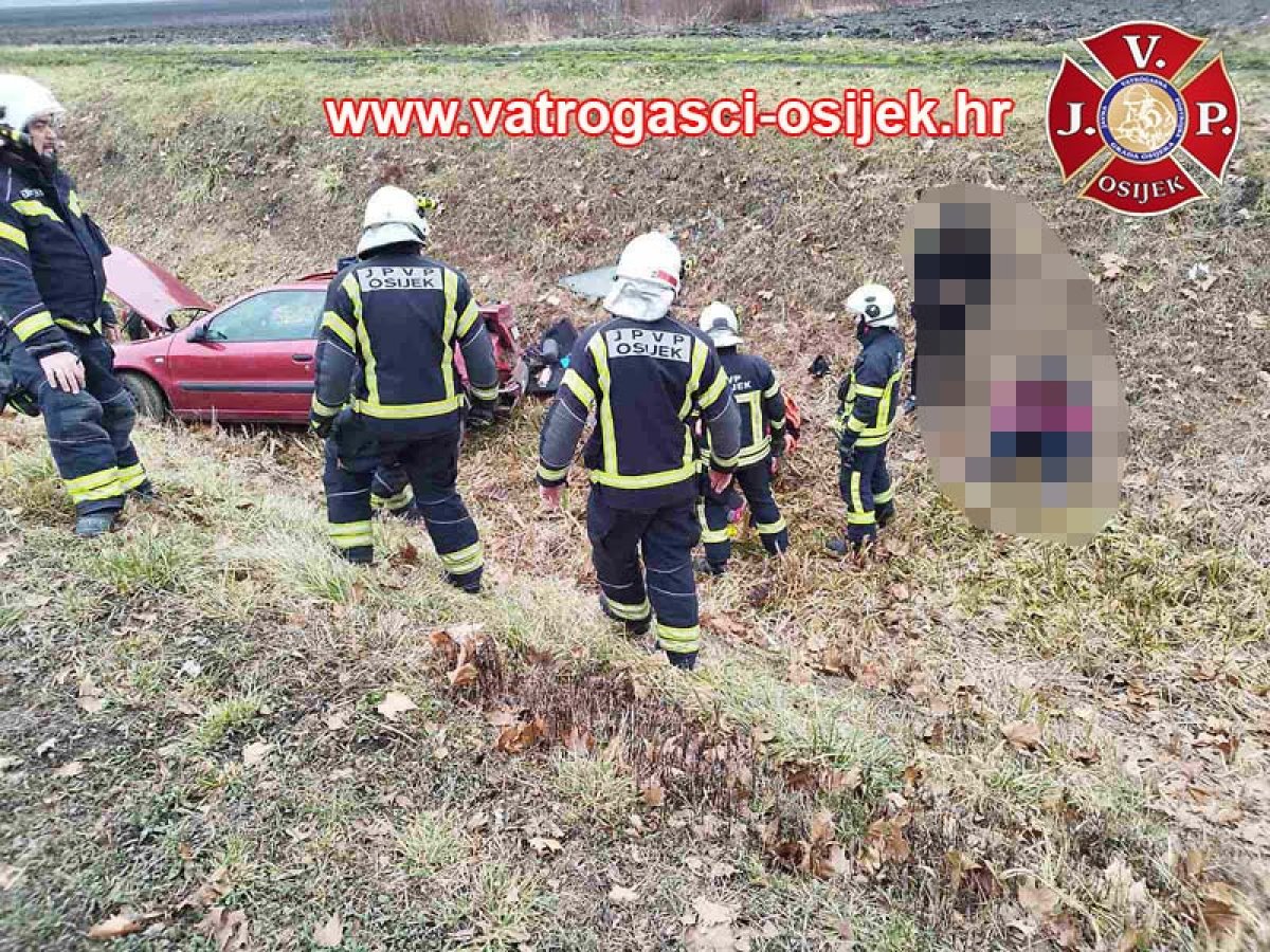 Incident na Biljskoj cesti: Vozilo s četiri osobe izletjelo s kolnika, vatrogasci na terenu
