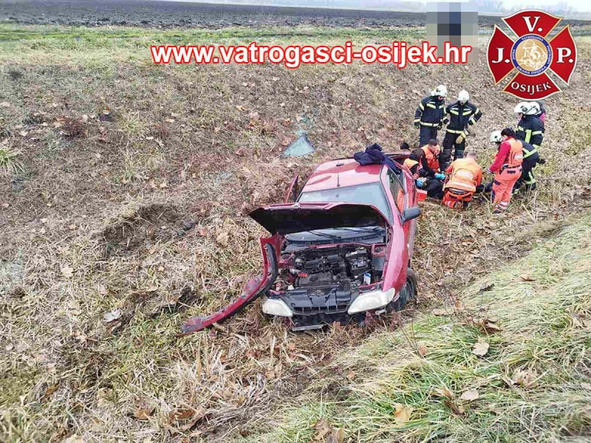 Incident na Biljskoj cesti: Vozilo s četiri osobe izletjelo s kolnika, vatrogasci na terenu