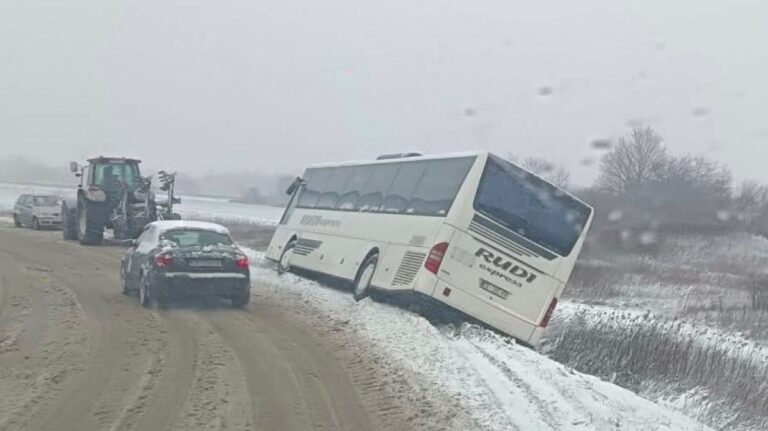 Incidenti na međimurskim cestama: Snijeg i poledica uzrokovali izlijetanje autobusa s djecom i druga vozila
