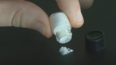 Inspekcija istražuje sporni energetski prah za ušmrkavanje: Izazovi za zdravlje mladih i regulativu