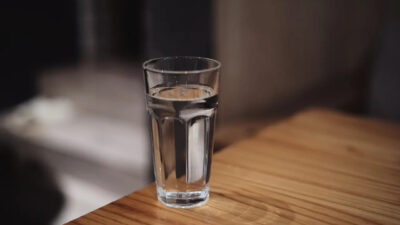 Jutarnja slana voda: trend za hidrataciju ili nepotrebni rizik?