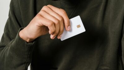 Ne uništavate li ovako staru bankovnu karticu, prijeti vam opasnost od prijevare!