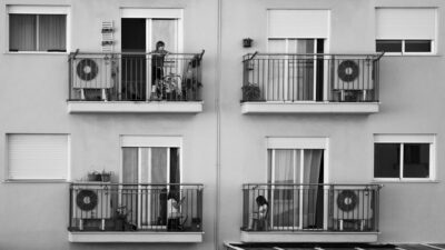 Neobični ukras na hrvatskim balkonima: Zašto se sve više poklopaca tegli vješa na terase?