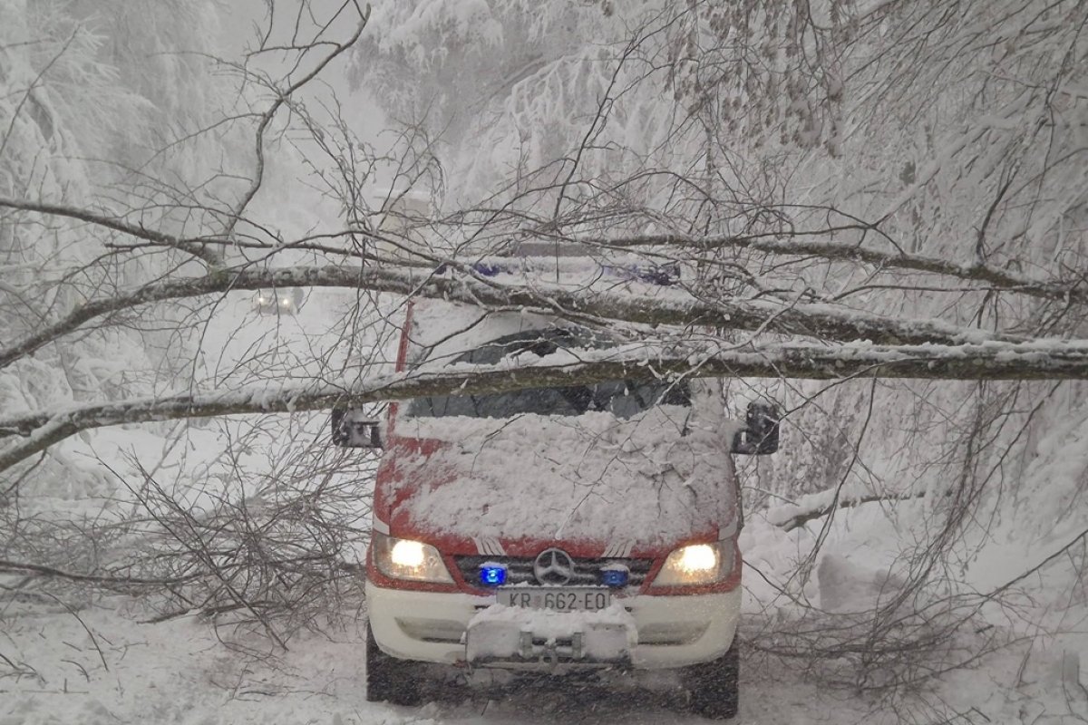Nevrijeme u Loboru: Vatrogasno vozilo oštećeno, načelnica Jembrih zahvaljuje hrabrim službama