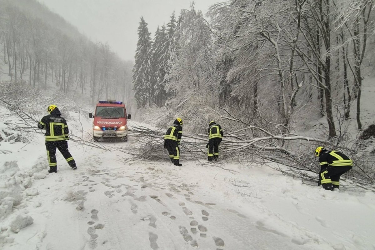 Nevrijeme u Loboru: Vatrogasno vozilo oštećeno, načelnica Jembrih zahvaljuje hrabrim službama