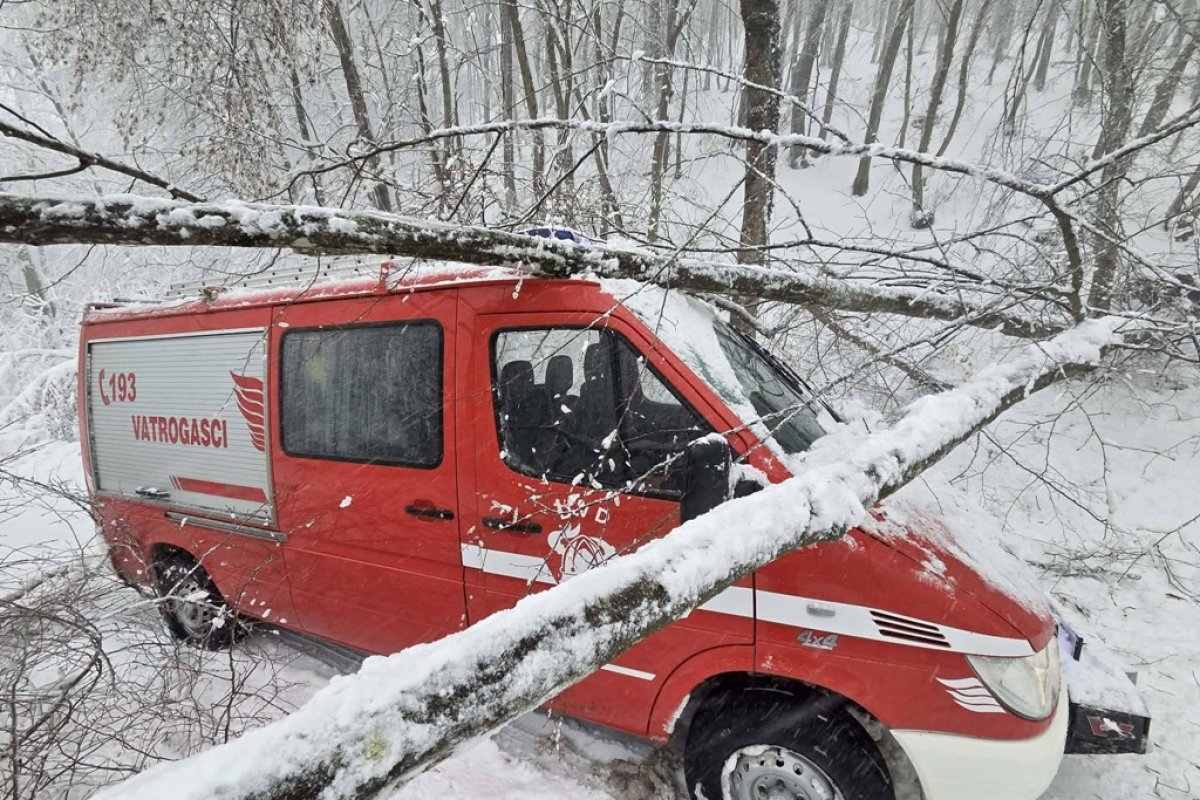 Nevrijeme u Loboru: Vatrogasno vozilo oštećeno, načelnica Jembrih zahvaljuje hrabrim službama