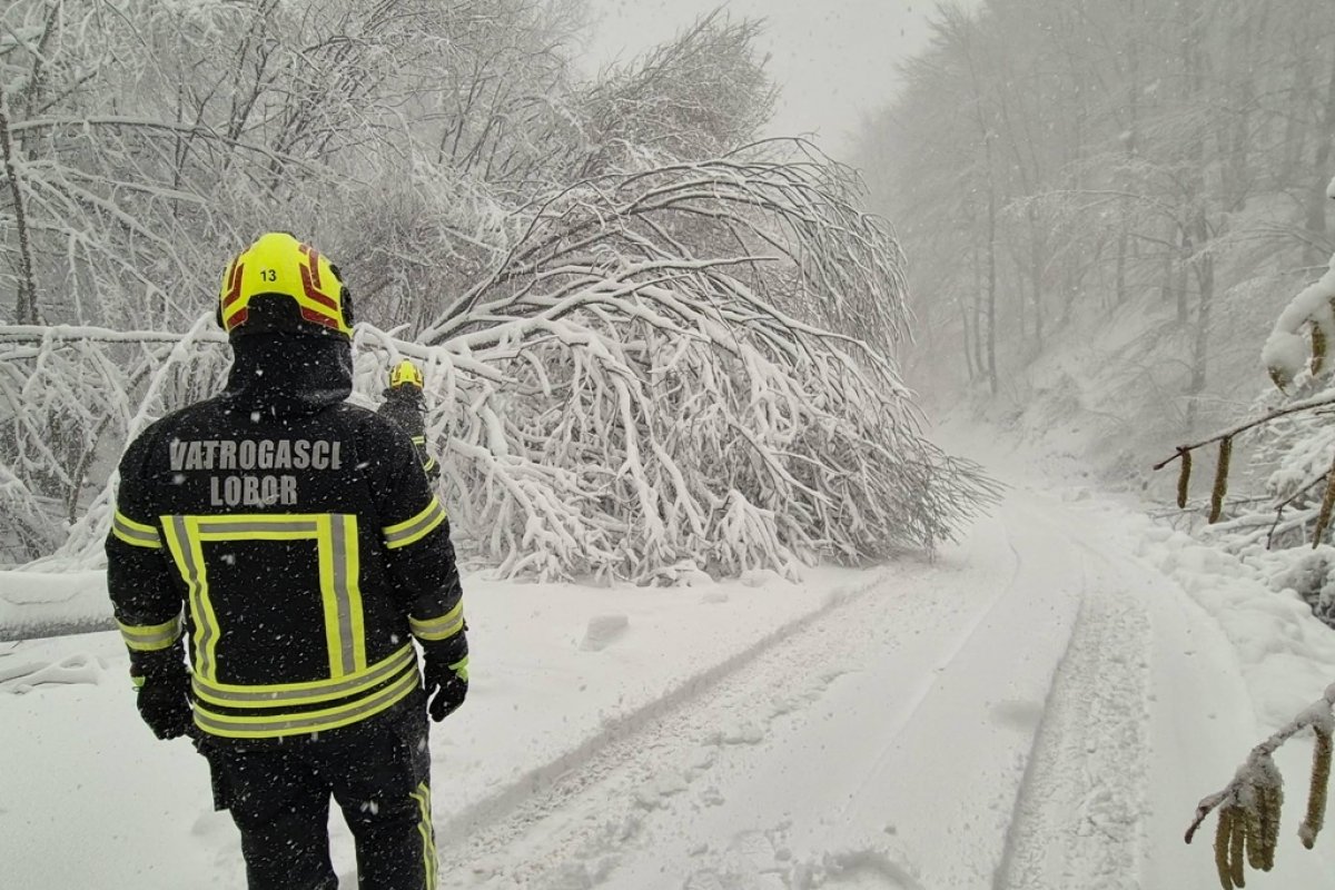 Nevrijeme u Loboru: Vatrogasno vozilo oštećeno, načelnica Jembrih zahvaljuje hrabrim službama