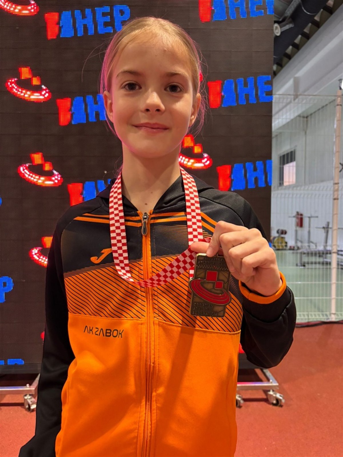 Prva državna medalja i oboreni rekordi za mladu Saru Bunčec na Dvoranskom prvenstvu