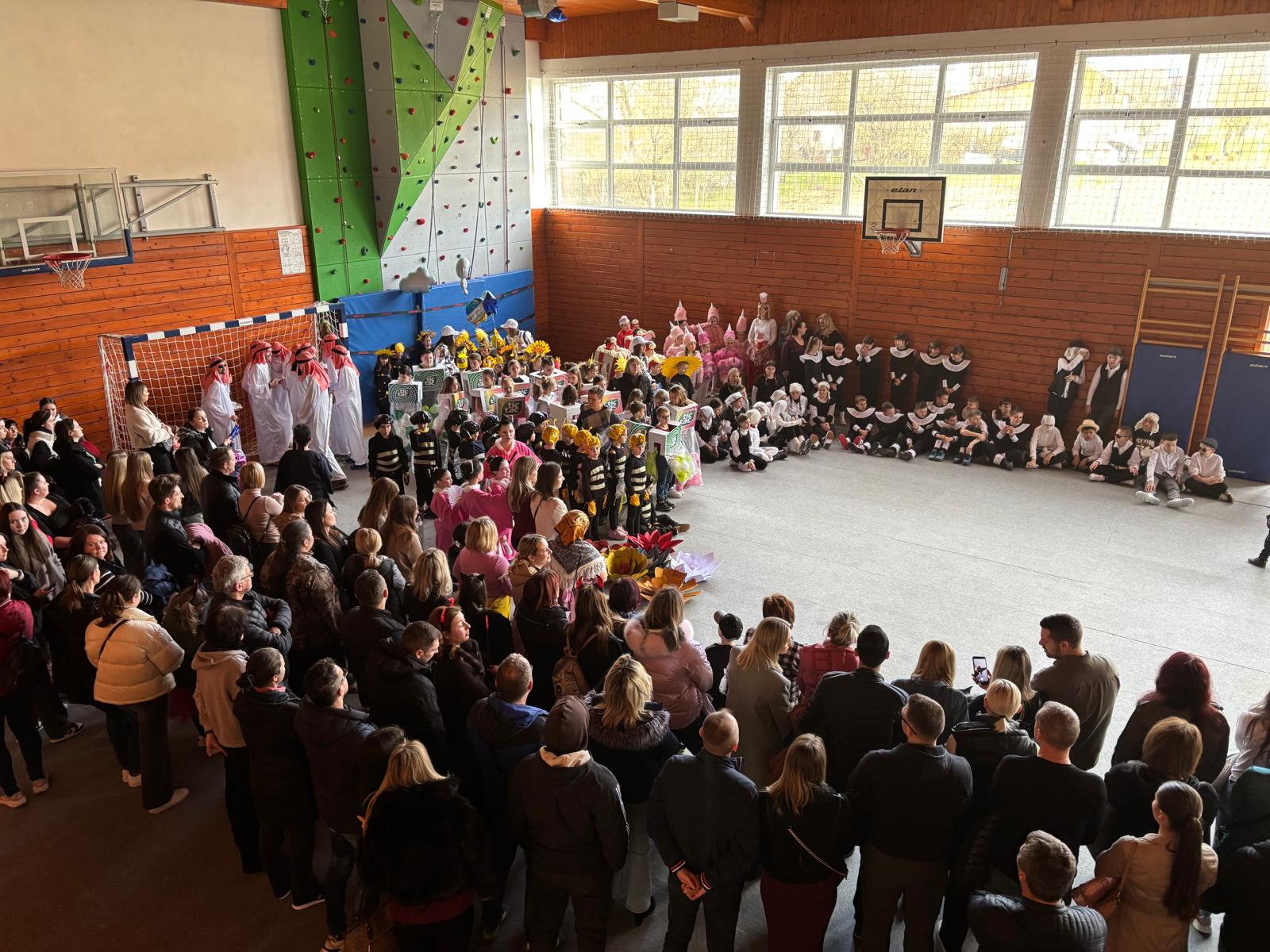 Radobojski fašnik okupio brojne maskirane skupine i posjetitelje