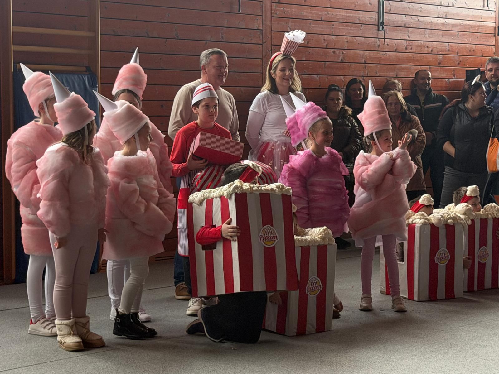 Radobojski fašnik okupio brojne maskirane skupine i posjetitelje