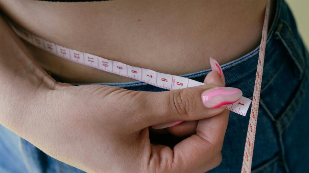 Ravnanje trbuha preko noći: Dva sastojka za jutarnju detoksikaciju i vitkiju liniju