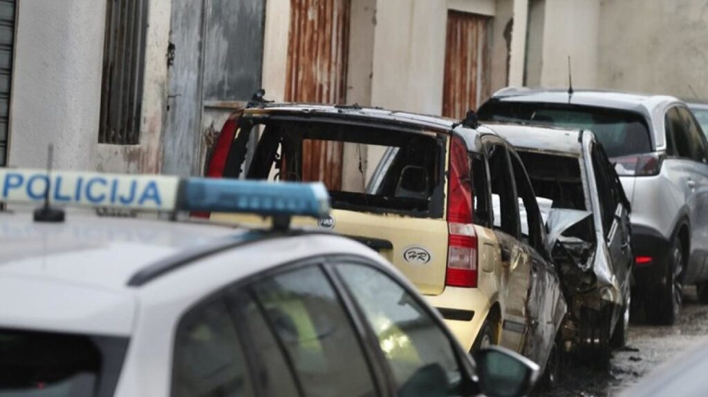 Razorna vatrena stihija zahvatila dva vozila u Splitu, policija istražuje uzrok