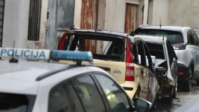 Razorna vatrena stihija zahvatila dva vozila u Splitu, policija istražuje uzrok