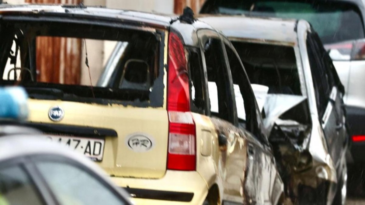 Razorna vatrena stihija zahvatila dva vozila u Splitu, policija istražuje uzrok