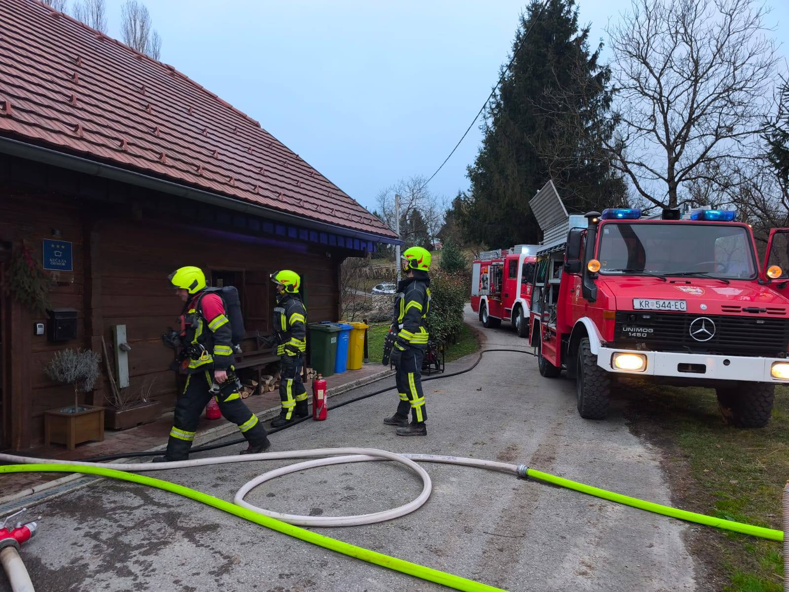 Razorni požar u vikendici u Zagorskim Selima: Uzrok vatre bio je dnevni boravak