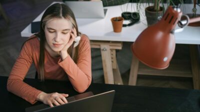 Sedam zdravstvenih problema povezanih s uredskim radom i držanjem tijela: Upozorenje liječnice