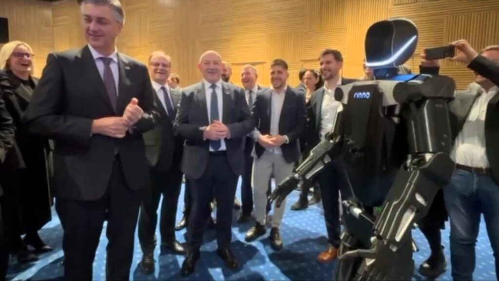 Susret Plenkovića s robotom RINNO: Neočekivana replika izazvala smijeh