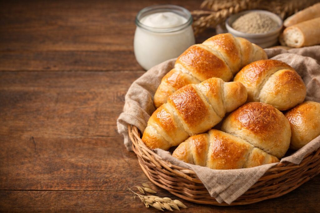 Tajna dugotrajno mekanog peciva: Otkrijte namirnicu koja zamjenjuje mlijeko i transformira tijesto