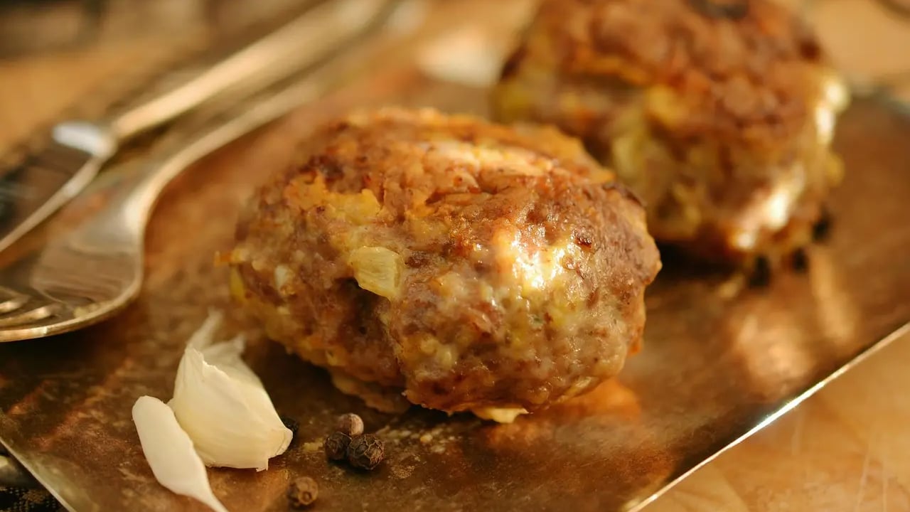 Tajna vrhunskih kuhara: Umjesto prezli, u faširane šnicle dodajte ovaj sastojak za savršeno sočnost i hrskavost