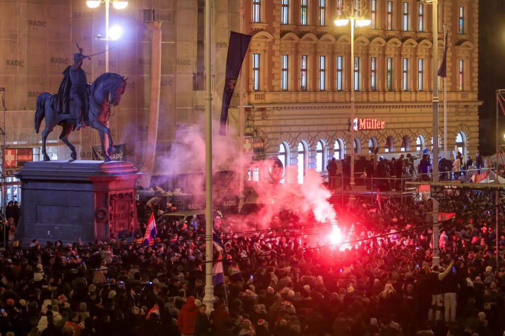 Thompson oduševio obožavatelje na Trgu: Emotivan pozdrav rukometnim junacima