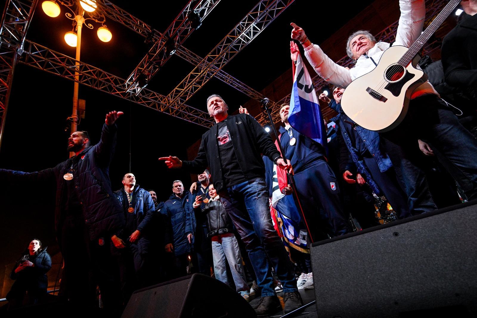 Thompson oduševio obožavatelje na Trgu: Emotivan pozdrav rukometnim junacima