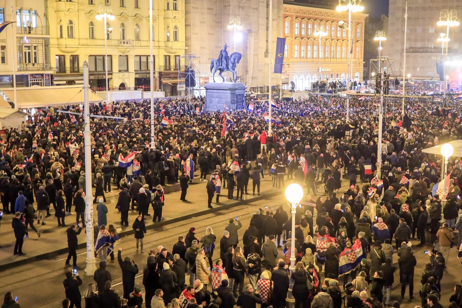 Thompson oduševio obožavatelje na Trgu: Emotivan pozdrav rukometnim junacima