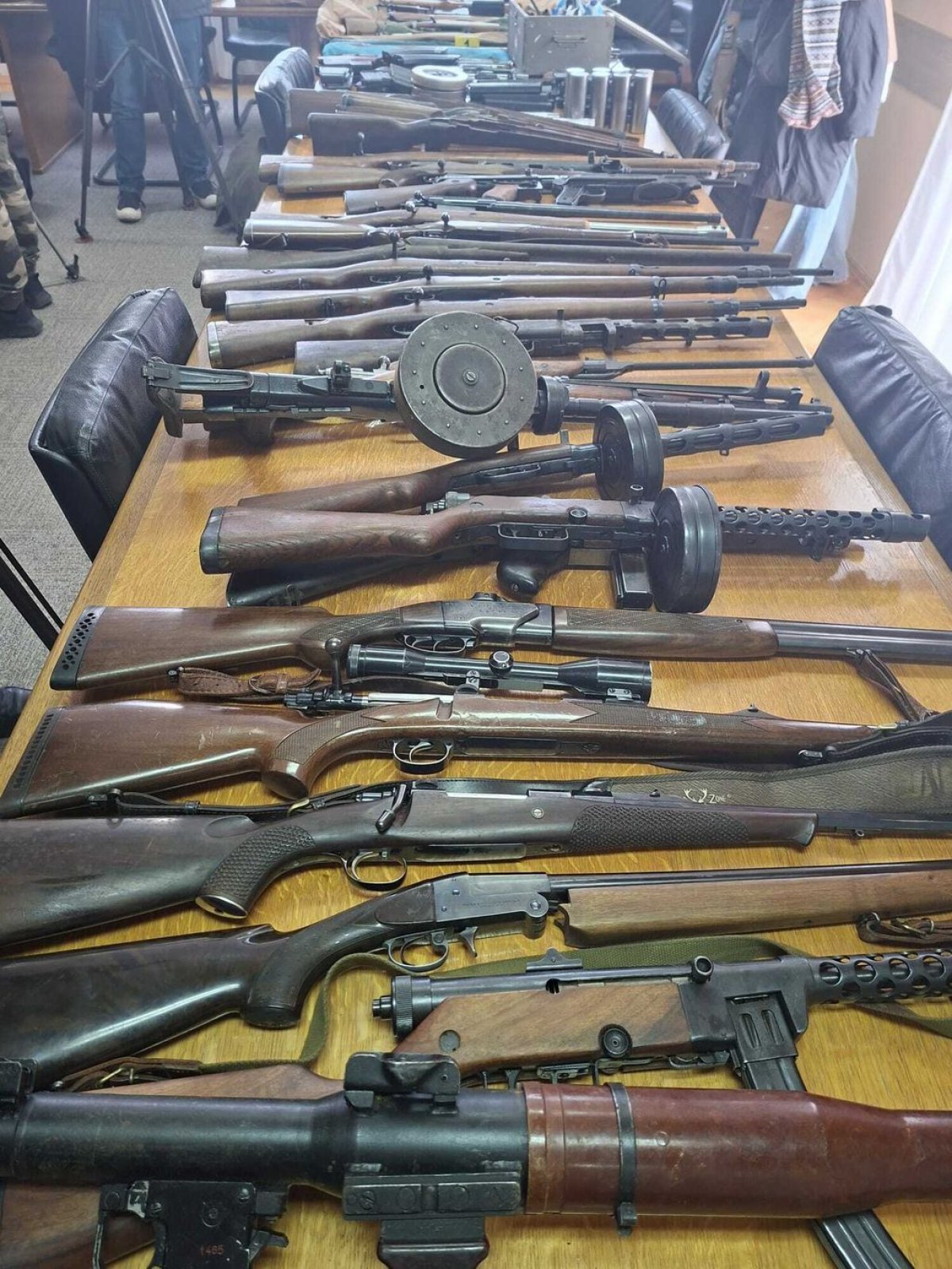 Veliki udarac podzemlju: Razbijen lanac ilegalnog oružja, među uhićenima i djelatnik policije!