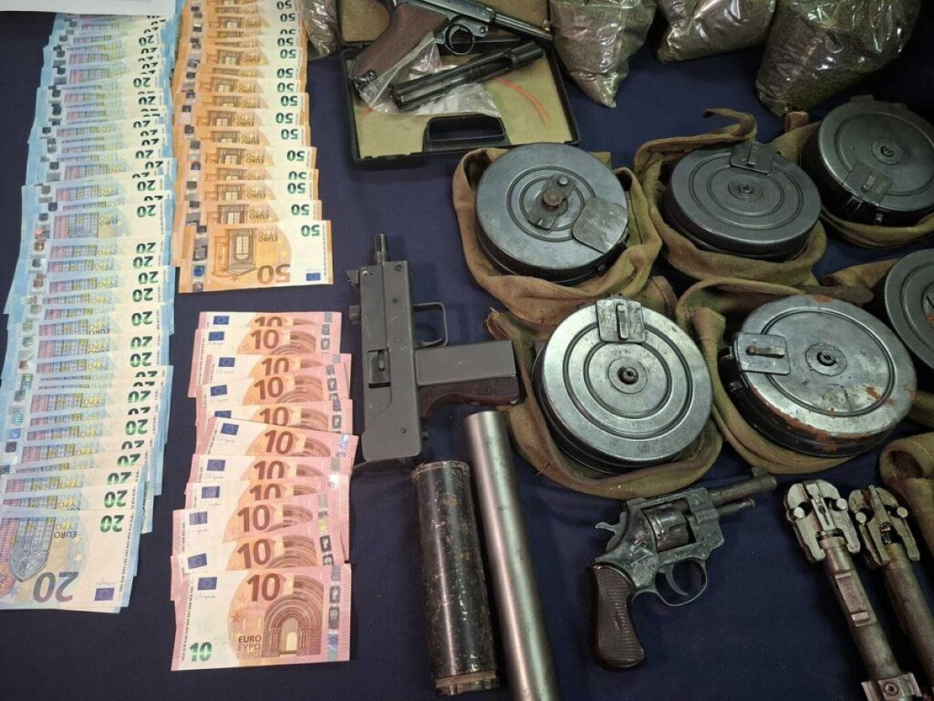 Veliki udarac podzemlju: Razbijen lanac ilegalnog oružja, među uhićenima i djelatnik policije!