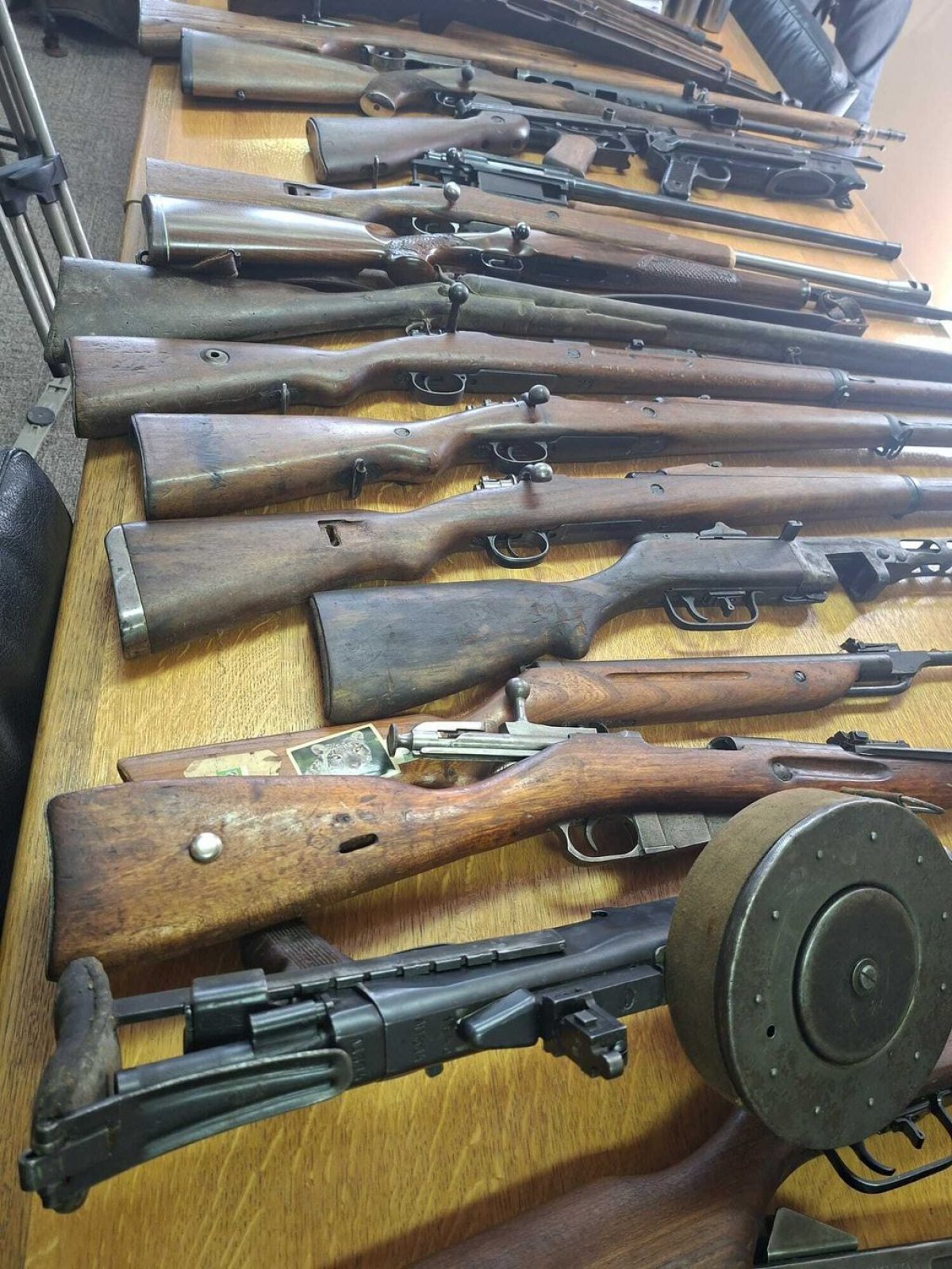 Veliki udarac podzemlju: Razbijen lanac ilegalnog oružja, među uhićenima i djelatnik policije!