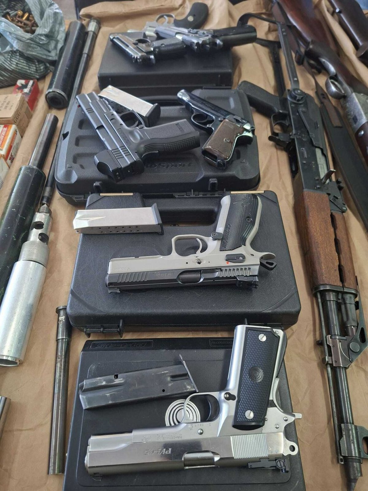 Veliki udarac podzemlju: Razbijen lanac ilegalnog oružja, među uhićenima i djelatnik policije!