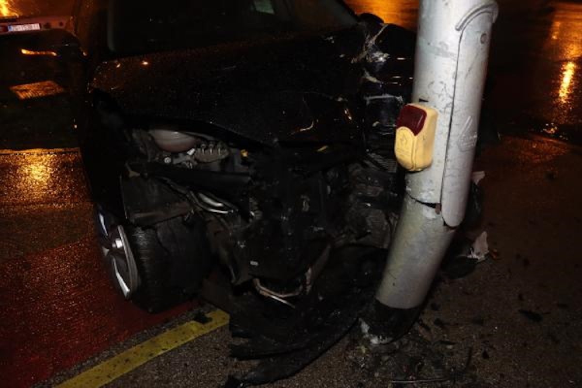 Vozač u Zagrebu s 2,04 promila alkohola udario u stup javne rasvjete, kažnjen s 1580 eura i zabranom vožnje